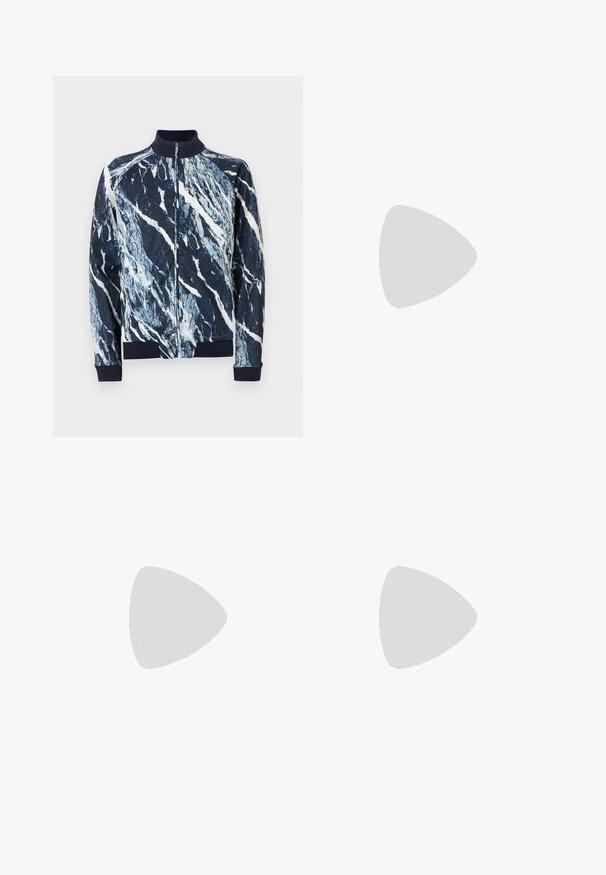 Roberto Cavalli MARBLE TECH TRACK - Poletna jakna - blue; Bela bombažna majica s krožnim izrezom in kratkimi rokavi, s pozlačenim logotipom EA7 Emporio Armani natisnjenim spredaj.; Črne športne kratke hlače iz mehkega blaga, z elastičnim pasom in majhnim rumenim logotipom EA7 na spodnjem levem delu noge.; Bela usnjena športna obutev z gladko površino, okroglo prst, ravne vezalke in teksturiran podplat. Ima diskretno logo na peti.