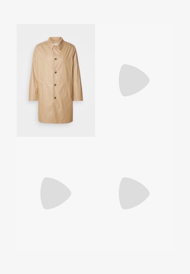 Beige, middellang jasje gemaakt van lichte stof met een rechte snit, knoopsluiting, puntige kraag en zijzakken.; Zwarte korte mouwen T-shirt van een gladde katoenmix, met een ronde halslijn en een minimalistisch ontwerp zonder patronen of accenten.; Zwarte joggingsbroek van gladde stof. Kenmerkt zich door een elastische tailleband met een trekkoord, taps toelopende benen en geen zichtbare zakken. Eenvoudig ontwerp.; Zwarte leren sneakers met een gladde textuur, beige rubberen zool, vetersluiting en een contrasterende hielaccent.
