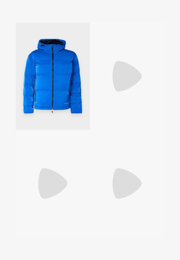 Modrá péřová bunda s lesklým povrchem, vybavená předním zipem, kapucí a embosovanými detaily loga. Má hranatý tvar a izolační design.; Černé bavlněné tričko s krátkými rukávy, kulatým výstřihem a jemným logem koně vyšitým šedou barvou na levé části hrudi.; Bílé tapered tepláky s elastickým pasem a manžetami na kotnících. Na levém stehně je texturovaný logo detail. Měkký materiál.; Bílé tenisky s hladkým koženým svrškem, béžovými tkaničkami a texturovaným béžovým suédovým patním prvkem. Zvednutá podrážka pro přidanou výšku.