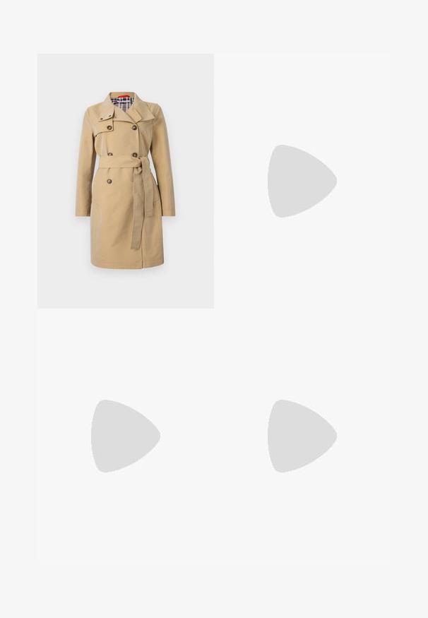 Bež baloner s ovratnikom, dvostrukim kopčanjem sprijeda, prednjim džepovima i remenom. Podstavljen s kariranim uzorkom u nijansama plave i bijele boje.; Bijela skraćena košulja dugih rukava napravljena od pamuka. Ima gumb za zatvaranje sprijeda, džep na prsima i mali crni logotip na donjem lijevom dijelu.; Smeđe hlače širokih nogavica od glatkog materijala, s prednjim zatvaračem na dugme, dvjema prednjim džepovima i čistim, oblikovanim linijama.; Crne kožne cipele s remenom oko pete i šiljastim vrhom, s pletenim naglaskom i nabranim gornjim dijelom. Ravni đon s minimalnim hardverom.