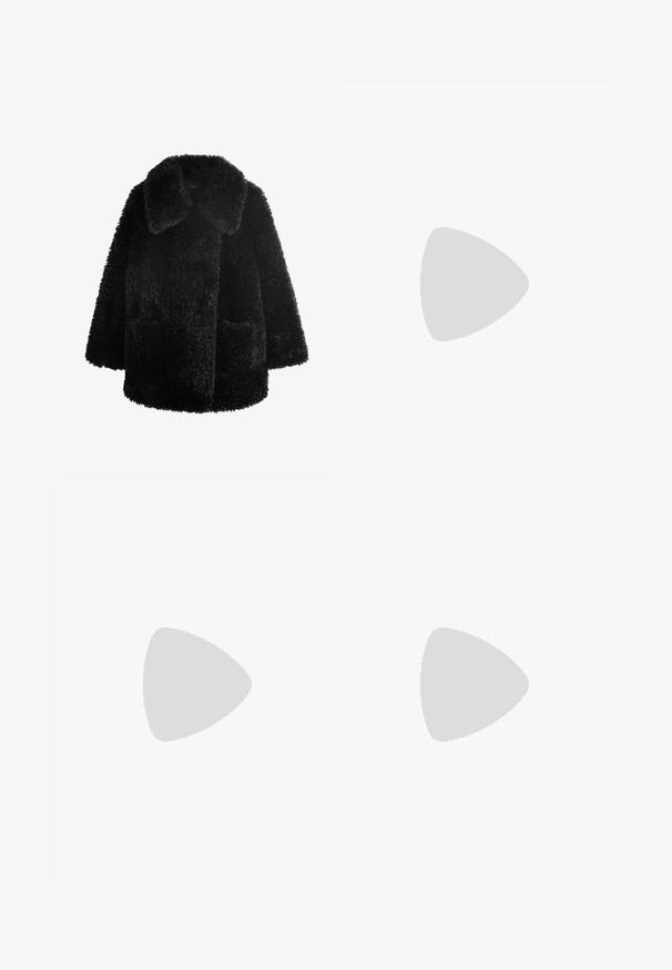 Sort, plyssede faux fur frakke med krave, to forlommer og en løs pasform. Struktureret overflade med et shaggy udseende.; Kortærmet sort bomuldsbluse med rynket kant og sløjfe-detaljer på ærmerne. Har en rund halsudskæring og en afslappet pasform.; Sorte vide bukser med høj talje, knapdetaljer på taljebåndet og frontfald.; Sorte læderpumper med spids tå og en lav blokhæl. Har en ankelrem med en guldfarvet spænde. Glat tekstur.; Sort læder tote taske med to lange håndtag, en glat tekstur og en struktureret form. Har en forlommem for ekstra opbevaring.