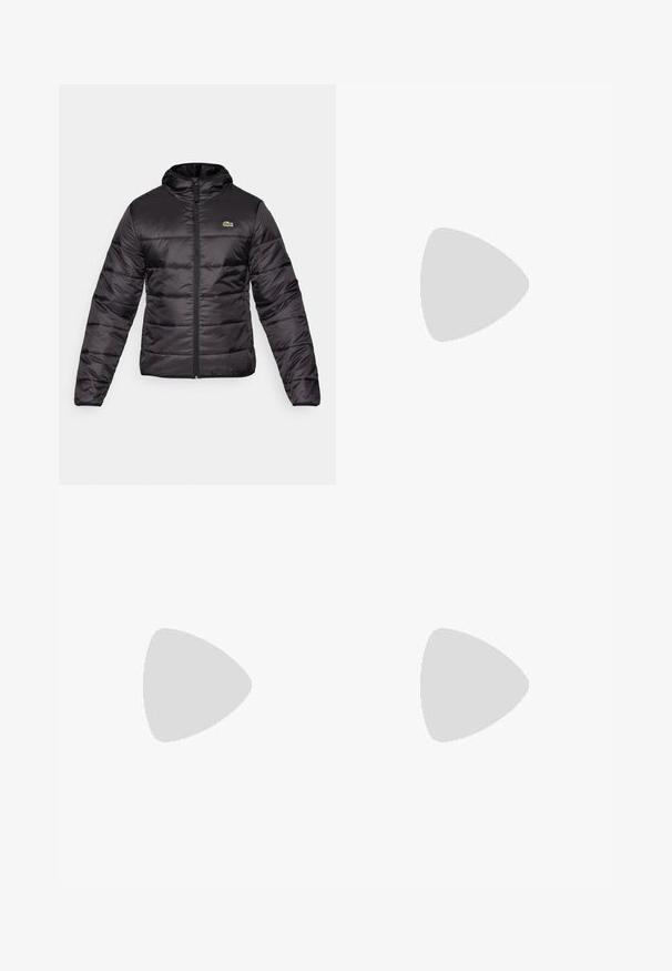 Czarna kurtka puchowa ma kaptur, zamek błyskawiczny oraz poziome pikowanie. Materiał jest błyszczący z małym zielonym logo na piersi.; Czarny bawełniany t-shirt z okrągłym dekoltem, krótkimi rękawami i małym zielonym logo krokodyla po lewej stronie klatki piersiowej. Gładka tekstura, casualowy design.; Białe spodnie dresowe z elastycznym paskiem, z czarnymi paskami bocznymi i mankietami. Wykonane z miękkiego materiału o gładkiej teksturze.; Czarne buty sportowe z teksturowaną cholewką, trzema poziomymi paskami i białą podeszwą z wzorzystym bieżnikiem. Lekka i aerodynamiczna konstrukcja.