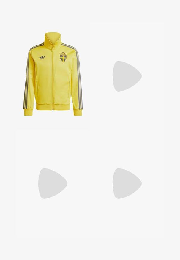 adidas Originals SWEDEN SVFF OG BECKENBAUER  - Landslagströjor - tribe yellow; Vita bomull T-shirts, korta ärmar, rundad halsdesign, slät textur, staplade i en rad, med subtil branding vid halsringningen.; Marina atletiska byxor med elastisk midja, ljusblå sidostråkar och en slät textur. Inkluderar logotypdetalj på sidan.; Vita lädersneakers med grå mockatoe, tre horisontella vita ränder, blå accenter och brun gummisula. Texturerad detalj på sulan.