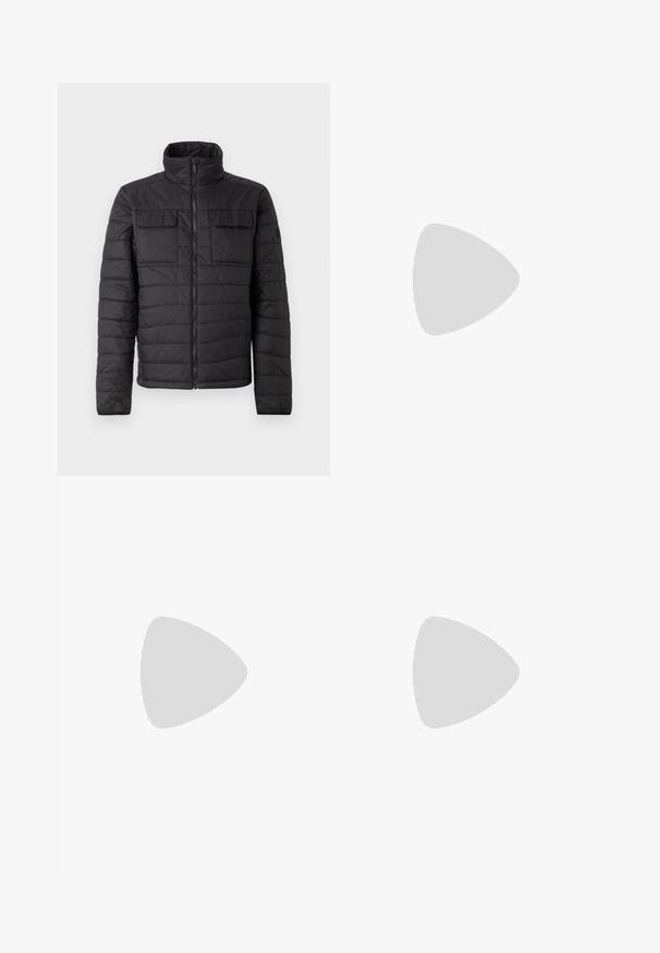 Sort isoleret jakke med høj krave, frontlynlås og to brystlommer. Har et quiltet design og glat tekstur.; Armani Exchange Striktrøje - dark gull zig zag; Bredde ben blå jeans lavet af denim med en falmet finish. Har fem lommer, en frontknaplukning og en lige pasform.; Sorte læderloafers med en glat overflade, rund tå og en dekorativ strop over vampen. Lav hæl med stabeldesign, minimalistisk stil.