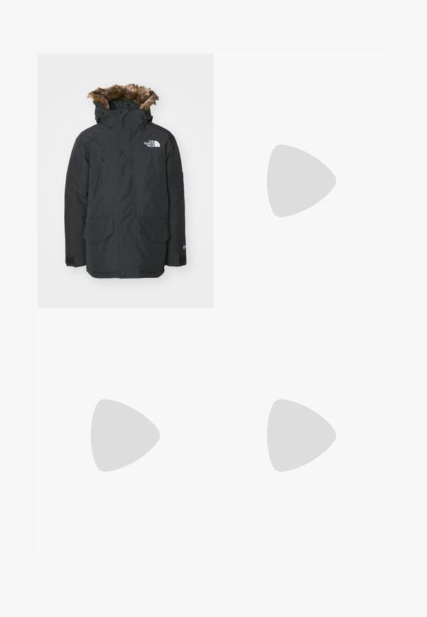 Czarna parkowa kurtka z kapturem wykończonym sztucznym futrem. Posiada dwie przednie kieszenie, logo marki na piersi oraz regulowane mankiety zapinane na rzepy.; Czarny bawełniany t-shirt Nike z klasycznym okrągłym dekoltem, krótkimi rękawami oraz subtelnym, wytłoczonym logo na piersi. Gładka tekstura.; Białe joggerki slim fit z elastycznym paskiem w talii i sznurkiem do regulacji, z bocznymi przeszyciami oraz małą czarną naszywką na prawej nogawce.; Czarne buty sportowe z teksturowanej tkaniny i gumowymi podeszwami, z elastycznymi sznurówkami i niebieskim akcentem na pięcie. Noszone z jasnymi dżinsami.