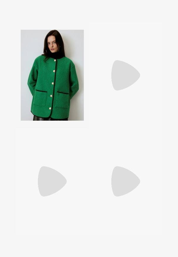 Groene fleecjas met zwarte afwerking, voorzien van een ronde halslijn, grote voorkruiszakken en opvallende gouden knopen. Zacht, gestructureerd stof.; Twee t-shirts met korte mouwen, één wit en één zwart, gemaakt van katoen. Beide hebben een ronde halslijn en een eenvoudig, klassiek ontwerp.; Bruine wijde corduroy broek met hoge taille, voorplooien, zijzakken en een knoopsluiting.; Bershka Sandalen met hoge hak - black