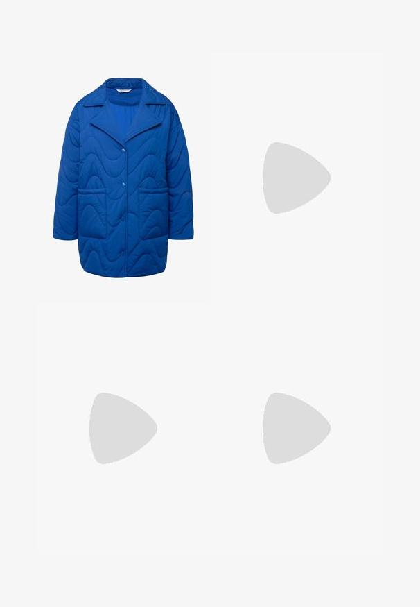 Modrá prošívaná bunda s límcem, zdobená vlnkovými vzory, zapínáním na knoflíky a dvěma předními našitými kapsami. Měkká textura.; Šedé bavlněné tričko s kulatým výstřihem, srolovanými krátkými rukávy a jemně vyšitým logem na hrudi. Měkká textura a volný střih.; Světle modré kalhoty s širokými nohavicemi a elastickým pasem, s strukturovaným povrchem zdobeným rozptýlenými kovovými akcenty.; Modré semišové tenisky s bílými pruhy a textem "Gazelle". Mají gumovou podešev a texturované akcenty na svršku. Klasický design.