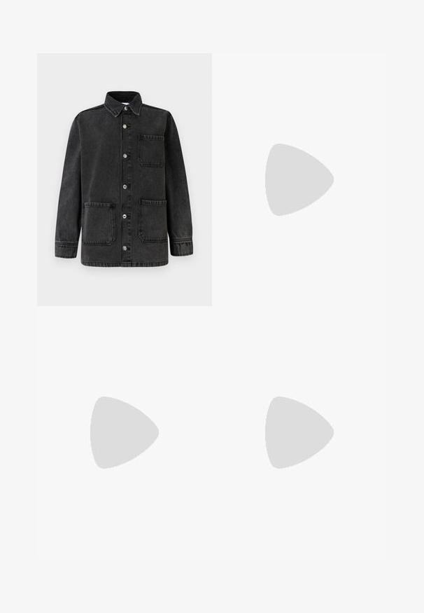 Črna jeans jakna z ovratnikom, dvema sprednjima žepoma in srebrnimi sponkami na pritiskač. Tkanina ima rahlo obrabljeno teksturo.; Črna bombažna majica s krožnim izrezom, kratkimi rokavi in izvezenim logotipom na prsih. Preprosta, sproščena silhueta brez vzorcev.; Črne krojene hlače s direktnim krojem, ki se ponašajo z gladko teksturo in ostrimi pregibi spredaj. Ni vidne kovine.; Črne usnjene sandale na peto z ostro konico, ki imajo tanko peto in zlat ton na nastavljivem traku. Gladka tekstura.