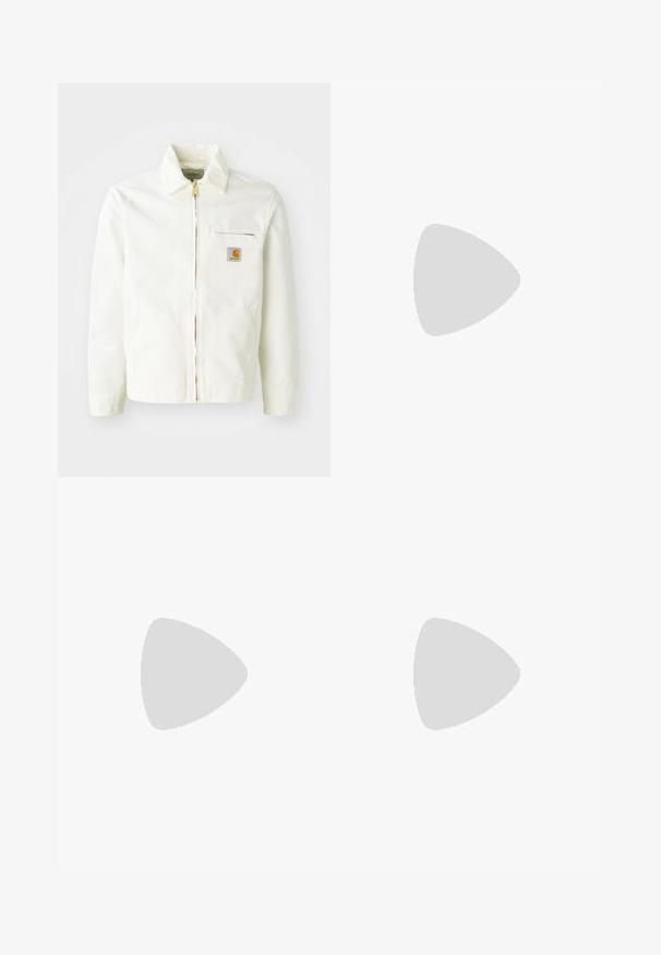 Witte katoenen jas met een kraag, gouden rits en borstzak met een logo-patch. Inclusief zijzakken en een relaxte pasvorm.; Witte katoenen t-shirt met een ronde hals, korte mouwen en een relaxte pasvorm. Heeft een eenvoudig ontwerp zonder patronen of accenten.; Rode sportieve broek met een elastische tailleband, witte gestreepte accenten aan de zijkanten en een klein wit logo op de linker dij.; Zwarte sneakers met een bovenwerk van suède en synthetisch materiaal, voorzien van drie witte strepen, een gestructureerde rubberen zool en een blauw logo-label op de tong.; Gouden metalen zonnebril met groene lenzen, ronde vorm, dunne pootjes en witte plastic accenten op de uiteinden van de steunen.