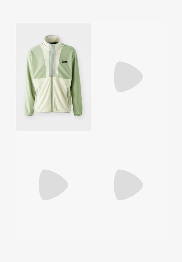 Giacca in pile verde chiaro e crema, dotata di un colletto alto, zip frontale completa, due tasche laterali e un logo sul petto.; T-shirt nera in cotone con maniche corte, scollo rotondo e un piccolo design ricamato giallo sulla zona sinistra del petto.; Pantaloni neri a gamba larga realizzati in un tessuto durevole. Presentano una chiusura con bottone e tasche laterali. Texture liscia con un design pulito.; Scarpe sportive Nike in pelle beige e crema, con un logo swoosh nero, lacci bianchi, una fascia in Velcro e una suola in gomma testurizzata.