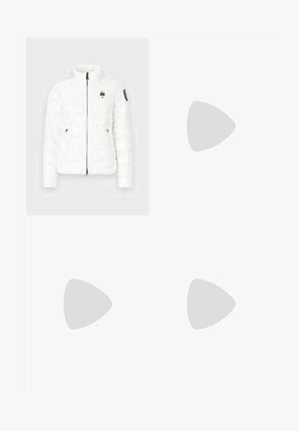 Jachetă puffer albă cu un guler înalt, închidere cu fermoar în față, două buzunare laterale și un patch cu logo pe umărul stâng. Design texturat matlasat.; Tricou alb cu mânecă scurtă, cu dungi orizontale bleumarin, având logo-ul brodat "Tommy Hilfiger" pe piept. Design clasic cu gât rotund.; Fustă plisată albă cu un brâu elastic negru, având logo-ul "LACOSTE". Design de lungime medie, cu textură moale.; Adidași din piele albă cu o talpă groasă albă, accent de călcâi din suede negru și logo embosat pe lateral. Design cu șireturi și șase orificii.