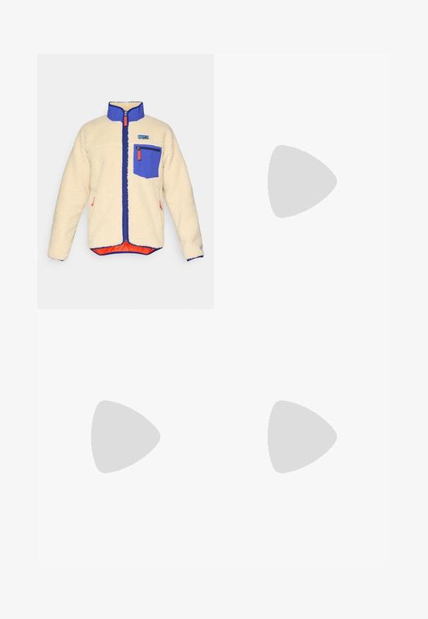 Kreemivärvi fleece-jakk, sinise kraega, sinise tõmbluku taskuga rinnal, sinise tõmbluku äärisega ja oranžide tõmblukukäepidemetega, rindkere peal nähtav kaubamärgi silt.; Hall tootega hall T-särk lühikeste varrukatega, pehmest tekstuuriga kangast, millel on vasakul rinnal väike sinine Patagonia logo. Täiendavaid mustreid pole.; Tumed hallid püksid, mis on valmistatud vastupidavast kangast, varustatud lukuga tasku, sirge lõikega ja vööaasadega, et sobivust kohandada.; Kohandatud veekindlad pruunid spordijalatsid tekstuuriga pealisega, perforatsioonidega detailid, must kandetoetav osa ja hall kummine sisetald. Paelad on metallist otstega.