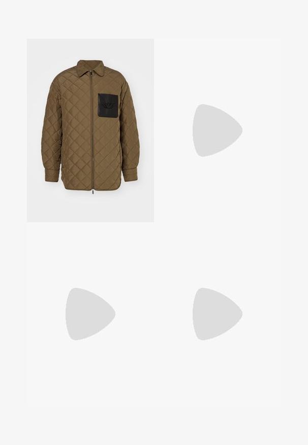 Emporio Armani BLOUSON - Lagana jakna - fango; Bijela majica kratkih rukava s logotipom "EMPORIO ARMANI MILANO" u središtu prsnog dijela, u suptilnom reljefnom tisku.; Marine plave hlače od lagane tkanine, s opuštenim krojem, ravnim prednjim dijelom i bočnim džepovima za praktičnost. Glatka tekstura, bez vidljivih uzoraka.; Navy plave sačmene niske tenisice s bijelim potplatom, mornarskim vezicama i "Filling Pieces" logotipom u zlatnoj boji sa strane.