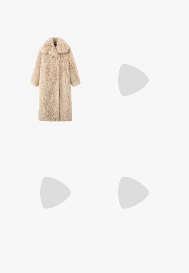 Bež plašč iz umetnega krzna s širokim ovratnikom, širokimi kratkimi rokavi ter mehak, teksturiran površino. Ima sprednje zapiranje in brez vidne opreme.; Bela kratka majica s kratkimi rokavi iz bombaža. Ima okroglo izrezovanje in sproščen kroj. Gladka tekstura brez vidnih vzorcev ali poudarkov.; Široke rjave kavbojke iz denima, ki imajo visok pas, sprednje žepe in klasično zapiranje na gumb. Gladka tekstura s subtilnim šivom.; Nizki adidas Superstar copat iz temno rjavega usnja s kremasto školjkasto konico, belimi črtami in napisom "Superstar" na strani.; Svetlo modra torbica z oblikovano zasnovo, dvema ročkama in kljuko iz srebrno-toniranega materiala. Teksturni material in ostri koti.