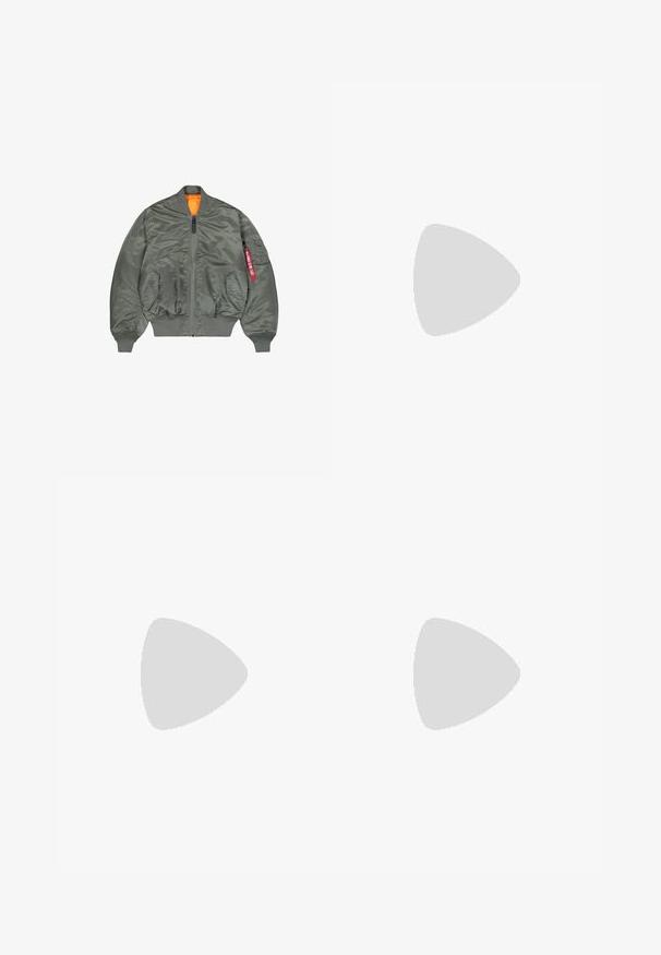 Groene bomberjack met ribbelmanchetten en -zoom, frontale rits, twee voorzakken met drukknoop, oranje binnenvoering en een met rits afgewerkte mouwzak met een rode label.; Zwarte katoenen t-shirt van Nike met een klassieke ronde hals, korte mouwen en een subtiele, reliëflogo op de borst. Gladde textuur.; Zwarte shorts met een drawstring tailleband, lichtgewicht stof met een zachte textuur en een eenvoudig ontwerp zonder zichtbare logo's of patronen.; Zwarte sportschoenen met gestructureerde stof en rubberen zolen, met elastische veters en een blauwe accent op de hiel. Draag samen met lichte spijkerbroeken.
