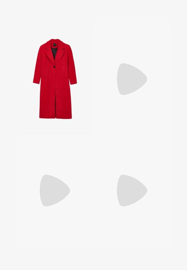 Manteau long en laine rouge avec grands revers, deux poches avant, fermeture par un seul bouton noir et doublure intérieure noire.; Top noir à manches courtes en tissu extensible, dotée d'une coupe ajustée avec des détails froncés sur les côtés. Texture lisse, forme classique.; Pantalons de yoga noirs avec une taille haute, fabriqués en tissu extensible, présentant un design à jambes évasées et une texture lisse partout.; Bottine en suede gris avec une silhouette basse, des panneaux latéraux en élastique et une semelle en caoutchouc texturée. Comprend une languette pour un enfilage facile.