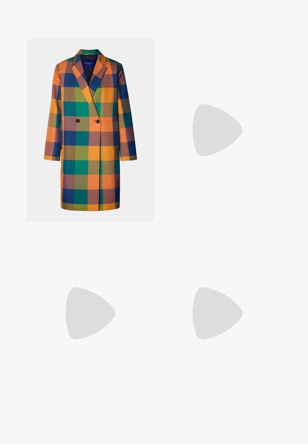 Abrigo de doble botonadura con un gran patrón de cuadros multicolores en naranja, verde, azul y marrón. Confeccionado en una tela texturizada y con dos bolsillos frontales.; Sudadera verde con "GANT 1949" bordado en blanco y azul. Presenta detalles a rayas en azul y blanco en las mangas. Material suave de algodón.; Falda multicolor con un audaz patrón de cuadros que presenta cuadrados naranjas, verdes, azules y marrones. Diseñada con un corte recto y acentos laterales.; Zapatillas deportivas azules de ante con acentos de rayas blancas, suela de goma y cuello acolchado para mayor comodidad. Presenta un diseño clásico de cordones.