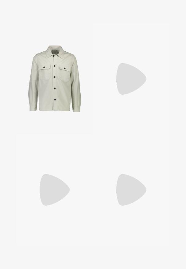 Lindbergh OVERSHIRT - Übergangsjacke - pale stone; Cremefarbener Baumwollmix-Pullover mit geripptem Rundhalsausschnitt, überschnittenen Schultern und gerippten Bündchen und Saum. Weiche Textur mit legerem Schnitt.; Graue maßgeschneiderte Hose mit glatter Textur, ausgestattet mit einer einzigen hinteren Tasche und einem schlanken Schnitt. Der Stoff hat ein dezentes Muster.; Weißer Low-Top-Sneaker mit schnürbarem Vorderteil, glattem Obermaterial und Gummisohle vor einfachem, hellem Hintergrund.; Schwarze rechteckige Sonnenbrillen mit dunklen Gläsern, die einen dicken Rahmen, subtile Akzente an den Seiten und keine sichtbaren Logos außer dem Markennamen aufweisen.; Leichte, beigefarbene Canvas-Tasche mit doppelten Griffen, die auf der Vorderseite das in Weiß gedruckte "SAMSOE"-Logo trägt. Rechteckige Form mit simplem Design.