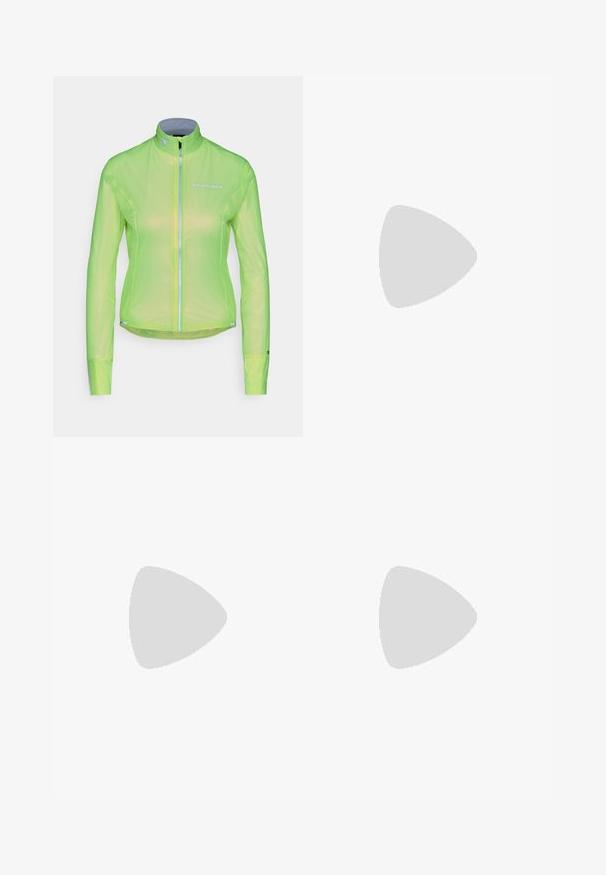 Lichte jack in heldergroen neon, met een volledige ritssluiting aan de voorkant, lange mouwen en reflecterende accenten. Gemaakt van een doorzichtig, ademend materiaal.; Korte mouwen t-shirt in donkergrey en teal met een horizontale kleurblok, voorzien van een borstzakje en een label aan de halslijn.; Navyblauwe sportbroek met een hoge tailleband, ritszakken aan de zijkant, textuurpanelen en een slank ontwerp.; Witte sportieve schoen met een gestructureerde bovenkant, groene "HOKA" logo en grijze buitenzool. Heeft een gevoerde kraag en een lichtgewicht ontwerp.