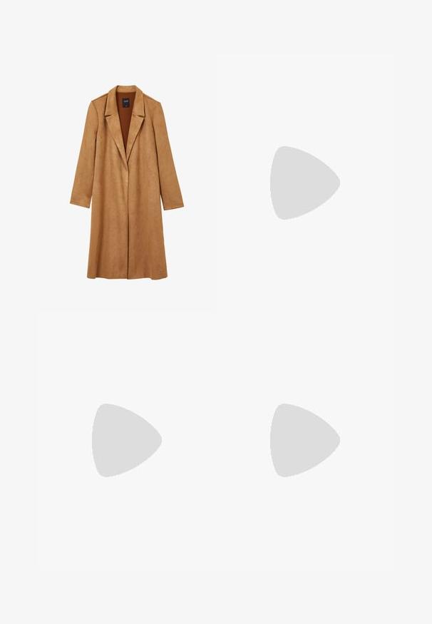 Cappotto in faux suede color cammello con colletto a risvolto, maniche lunghe e design aperto. Presenta una texture liscia e una lunghezza fino al ginocchio.; Top nero a maniche corte realizzato in tessuto elastico, con un design aderente e dettagli arricciati sui lati. Texture liscia, forma classica.; Pantaloni neri a gamba dritta, con tasche frontali e spacchi laterali all'orlo. Realizzati in tessuto morbido e liscio. Adatti a diverse occasioni.; Sandali con tacco in vernice nera, con punta squadrata, cinturini alla caviglia e fibbie in argento. Presentano un tacco a blocco spesso per maggiore stabilità.