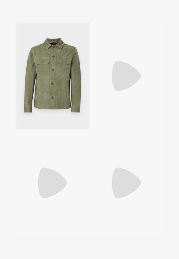 Belstaff WAYPOINT OVERSHIRT - Odinis švarkas - surplus green; BOSS TEE - Paprasti marškinėliai - open white; Bežinės medvilninės kelnės su tiesiu kirpimu, turinčios mygtuko uždarymą ir priekyje raukšles papildomai dekoratyviam akcentui.; Balti sportbačiai su lygia oda, apvalia pirštine ir plokščiu padu. Juodas akcentas prie kulno, su toniniais raišteliais ir minimaliais prekių ženklais.