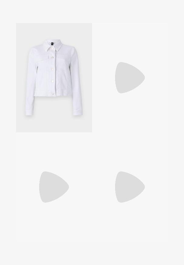 Jachetă din denim alb, cu mâneci lungi, închidere cu nasturi, două buzunare pe piept și detalii cu margine brută. Fabricată dintr-un material de bumbac ușor.; Tricou alb scurt, cu mâneci scurte și largi, din bumbac moale, cu decolteu rotund și un finisaj subtil portocaliu, design minimalist, fără modele sau grafice.; Pantaloni negri tailor-ed cu un design drept, având o textură fină și cute clare pe față. Fără elemente de prindere vizibile.; Sandale bej cu toc bloc, cu bretele subțiri și vârf pătrat. Material neted cu detalii minime, concepute pentru a fi ușor de purtat.