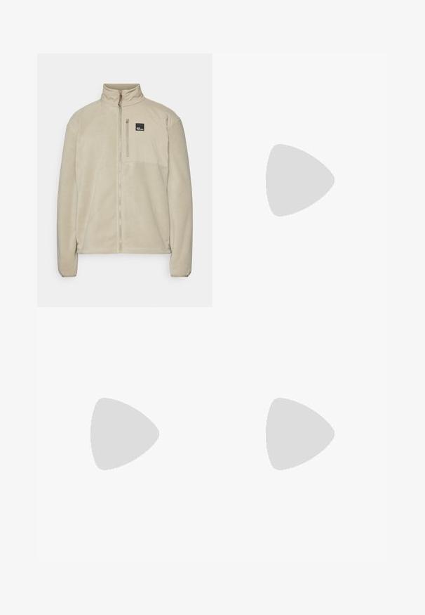 Beige fleecejack met een hoge kraag, volledige ritssluiting aan de voorkant en een ritszak op de borst. Beschikt over een logopatch aan de bovenkant aan de linkerkant.; Zwart sport T-shirt met korte mouwen, ronde hals, gemaakt van een gladde stof. Bevat een klein wit Nike-logo op de bovenste linkerzijde.; Zwarte sportshorts gemaakt van lichtgewicht materiaal met een elastische tailleband. Voorzien van een klein wit Nike-logo aan de onderzijde aan de linkerkant.; Witte hardloopschoen met een bovenwerk van mesh, blauwe accenten en een dikke, gewatteerde zool met een gebogen vorm voor ondersteuning en comfort.