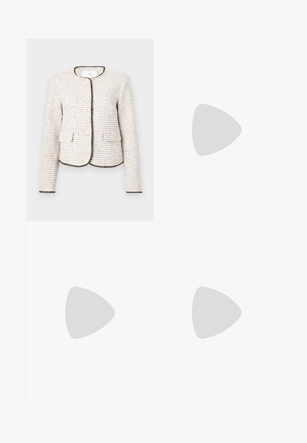 Giacca bianca con texture e motivo intrecciato, con rifiniture nere lungo i bordi e due tasche frontali. Collo rotondo, maniche lunghe.; Due top in maglia senza maniche, a collo alto, in nero e bianco, con un design aderente e una superficie liscia, di lunghezza cropped.; Pantaloni neri a gamba larga realizzati in tessuto leggero, caratterizzati da una chiusura frontale con bottone e frontale piatto, con orli cuciti con precisione.; Scarpe sportive con tomaia in pelle bianca, punta in suede grigia e tre strisce nere. Presentano un logo blu sulla linguetta e una suola in gomma testurizzata.