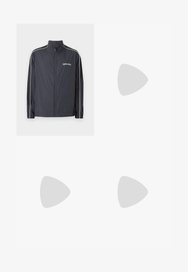 Calvin Klein Jeans Ljetna jakna - ebony; Bijela pamučna majica s okruglim izrezom, kratkim rukavima i malim izvezenim logotipom koji prikazuje planine i tekst na lijevoj strani grudi.; Bijele trenirke s tamnozelenim bočnim trakama. Lagani materijal, elastičan pojas i manžetne na rubovima. Sadrže mrežastu teksturu na bočnim trakama.; Bijele kožne tenisice s okruglim vrhom, vezanjem sprijeda i crnim detaljem na peti. Imaju mali izvezeni logotip krokodila s bočne strane.