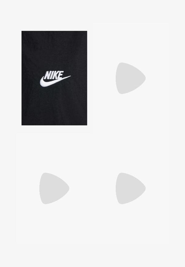 Černé bavlněné tričko s bílým vyšitým logem Nike, klasickým kulatým výstřihem a krátkými rukávy. Hladká textura.; Světle modrý vybledlý svetr s žebrovanými manžetami a lemem, s velkým stylizovaným vyšitým logem "NY" na hrudi.; Dlouhý rukáv tričko v světle zelené bavlně s kulatým výstřihem, s malým oranžovým a hnědým logem na levé části hrudi.; Šedé džínové kalhoty širokého střihu s předním zapínáním na knoflík a zip, poutky na opasek a designem se pěti kapsami.; Sportovní boty Nike vyrobené z stříbrné síťoviny, se bílými tkaničkami, černým logem swoosh a černou a červenou podrážkou s air polstrováním.