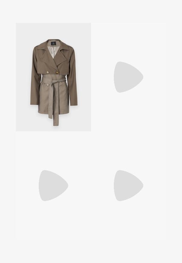 Sacou khaki cu două rânduri de nasturi, cu un design scurt, mâneci lungi și talie cu curea. Are nasturi mari și o textură fină a materialului.; Tricou alb din bumbac cu mâneci scurte tip bufantă, având mici embellisheuri argintii pe mâneci. Decolteu clasic rotund, croială lejeră.; Pantaloni negri plisati cu talie elastică. Prezintă picioare largi și un material neted, texturat, cu dungi verticale.; Sandale negre cu bretele cu vârf pătrat și toc gros, realizate dintr-un material neted. Dispun de curele reglabile la gleznă și hardware minim.