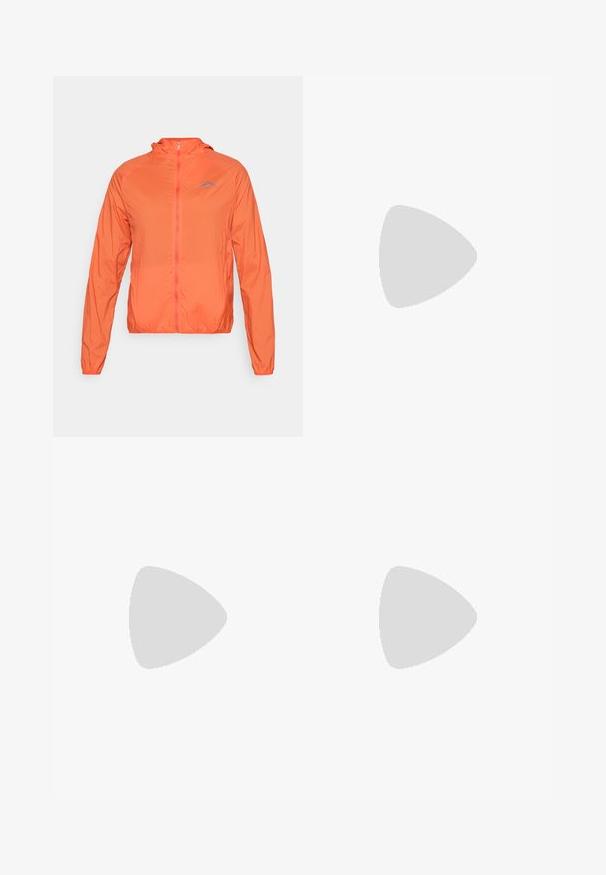 Orange letvægtsjakke med hætte, fuld lynlås og elastiske manchetter. Har et blåt logo på venstre brystområde.; Hvid ærmeløs tanktop lavet af letvægtsmateriale, med sorte Nike-logo detaljer på skuldrene, rund halsudskæring og afslappet pasform.; Sorte højtaljede atletiske shorts lavet af strækbart materiale; har sidelommer og et lille Nike-logo på taljen.; Hvid træningssko med mesh-overdel, rund tå og tekstureret sål. Har et sølvfarvet Nike-swoosh og et minimalistisk design.