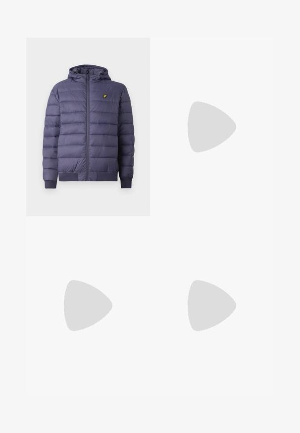 Herre navy blå quiltet dunjakke med hætte, frontlynlås, ribstrikkede manchetter og lille gult fuglelogo på venstre bryst.; Langærmet hvid bomulds skjorte med rund halsudskæring, sideslids i bunden og en glat overflade, vist bagfra.; Lyseblå denim jeans med lige ben-design, fem lommer, knaplukning, minimal falming og kontraststingdetaljer.; Hvide sneakers med en glat læderoverdel og lav profil. Har en rund tå, seks snørehuller og en tekstureret gummisål.