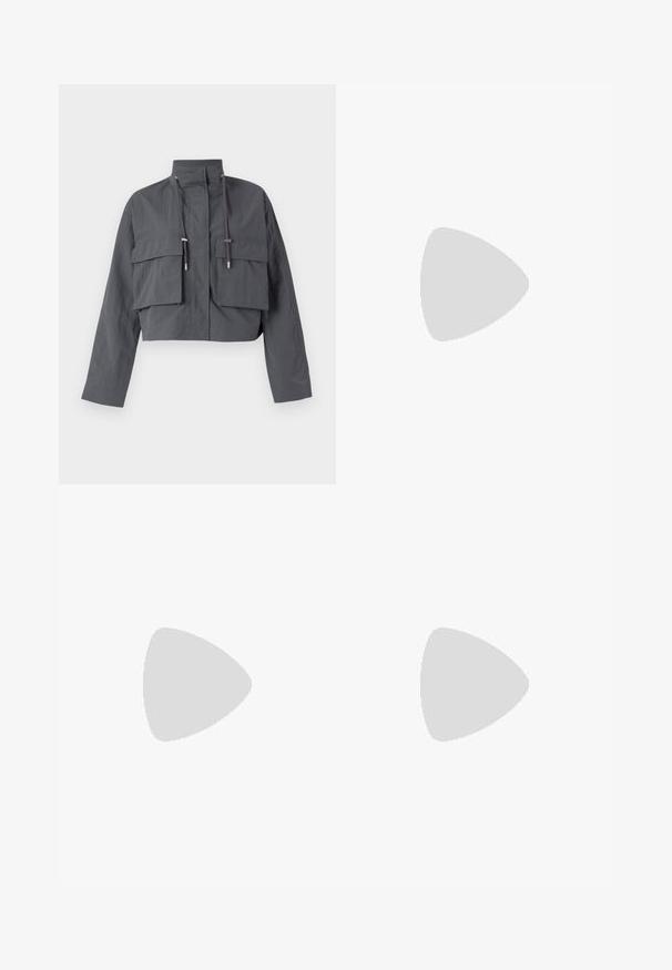 Casaco cinza cortado com um colarinho alto, dois grandes bolsos frontais, detalhes com cordão e um tecido leve e texturizado.; T-shirt preto de mangas curtas, com decote redondo, feito de tecido de algodão suave; corte descontraído, design minimalista, sem padrões ou adornos visíveis.; Calças largas pretas em denim, com uma cintura estruturada, passantes para cinto e bolsos frontais. Textura suave com um design clássico.; Botas de tornozelo pretas feitas de couro liso, com fecho lateral, salto grosso texturizado e design de bico arredondado.