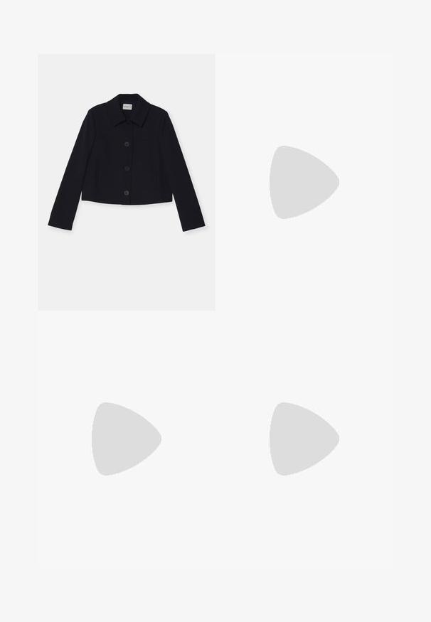 Veste marine courte en tissu lisse, avec un col, des boutons sur le devant et deux poches latérales discrètes.; Chemise blanche à manches longues raccourcie en coton. Elle présente un devant à boutons, une poche sur la poitrine et un petit logo noir en bas à gauche.; Pantalons larges marron en tissu lisse, dotés d'une fermeture à bouton à l'avant, de deux poches avant et de lignes nettes et ajustées.; Chaussure en cuir noir à talon ouvert avec un bout pointu, présentant un accent tressé et un design supérieur plissé. Semelle plate avec un matériel minimal.