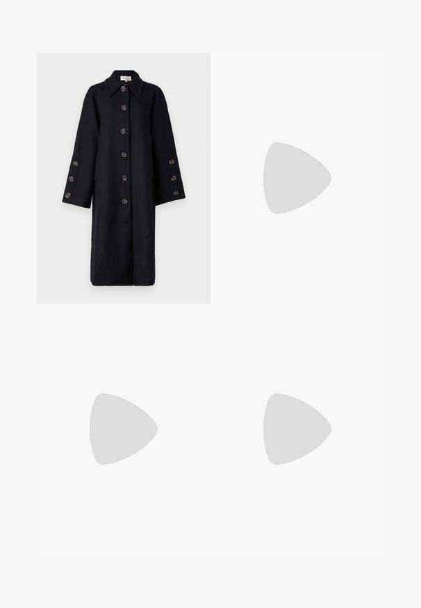 YAS YASQUARTZ BUTTON COAT - Klasický kabát - black; Biela bezrukávová tielko vyrobené z rebrovanej látky, s okrúhlym výstrihom a priliehavým strihom, s minimálnymi švami a bez ozdôb.; Svetlomodré rozšírené džínsy vyrobené z denimu, s vysokým pásom, päťpokladňovým dizajnom a jemným gradientným vyblednutím smerom k spodnému okraju.; Hnedé kožené kovbojské topánky s špicatou špičkou a blokovým podrážkou, so zložitým prešívaním a vyvýšenými akcentmi na puzdre.; Strieborné kruhové náušnice s prúteným dizajnom, s lešteným povrchom a zapínaním na kolíček. Majú priemer približne 3 cm.