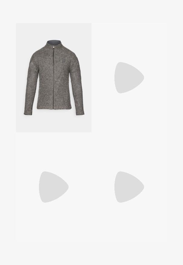 Sudadera de lana gris con cremallera y cuello alto, patrón texturizado y un logo en el pecho, con mangas largas y corte recto.; Camiseta de manga larga blanca de algodón con cuello redondo. Presenta un pequeño logotipo negro en el pecho. Textura suave, corte regular.; Pantalones deportivos negros con cintura ajustable mediante cordón, corte tapered, puños elásticos y un pequeño logo blanco en el muslo izquierdo, fabricados en tejido suave.; Zapatos exteriores negros con malla y material sintético, que presentan un upper texturizado, un sistema de cordones seguro y una suela robusta, sobre terreno rocoso.