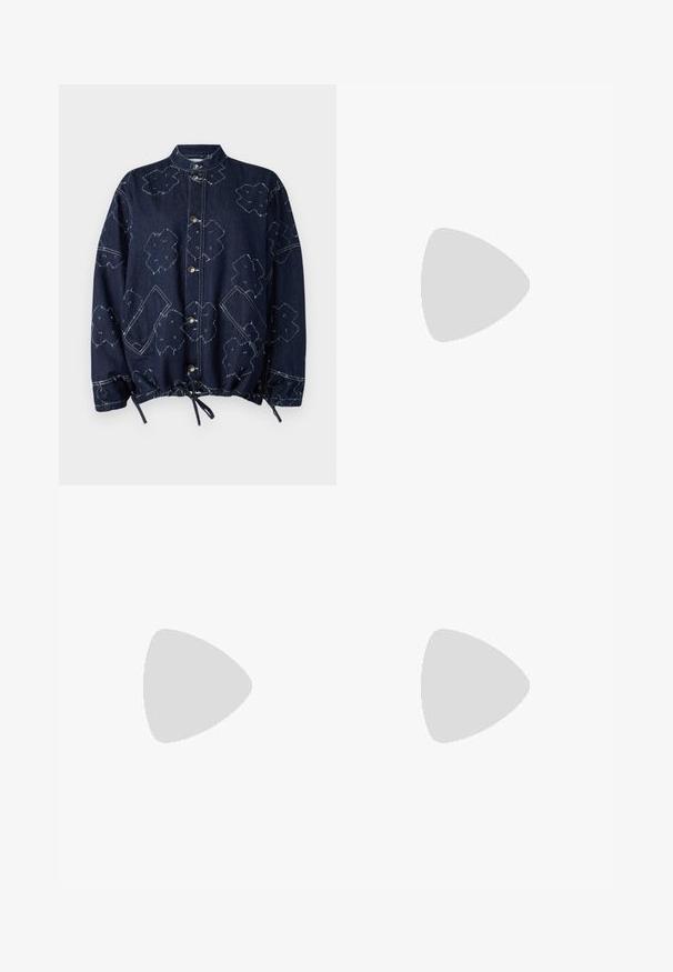 Henrik Vibskov SMILEY JACKET - Džínová bunda - dark needle punch; Černé zkrácené tričko vyrobené z bavlny, s kulatým výstřihem, krátkými rukávy a jednoduchým designem bez vzorů nebo ozdob.; Kalhoty s širokými nohavicemi v tmavě námořnické barvě, s přehyby, hladkou texturou, střižením na míru a vysokým pasem.; Bílé kožené lodičky na vysokém podpatku s špičatou špičkou, kotníkovým páskem a štíhlým jehlovým podpatkem. Hladká textura s mírným lesklým povrchem.