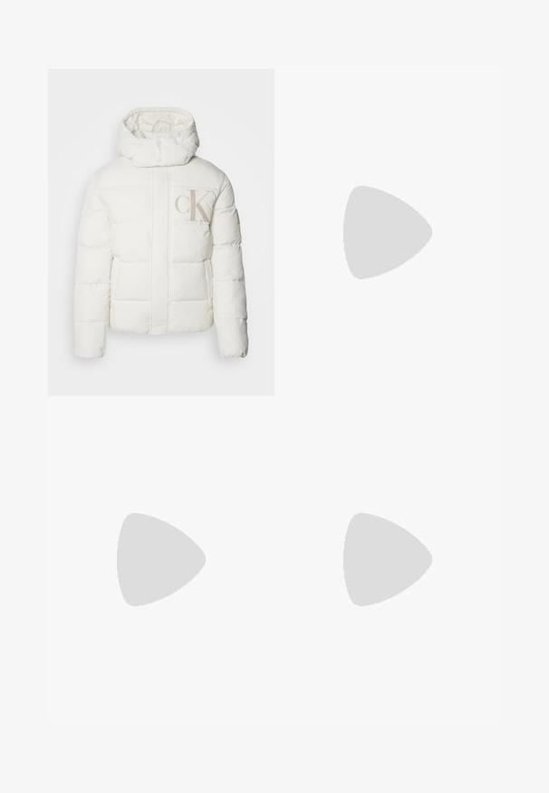 Hvid pufferjakke med høj krave og hætte. Har quiltede sektioner og et stort beige "CK" logo på forsiden. Glat tekstur.; Hvid bomulds t-shirt med et sort "CK" logo og teksten "Calvin Klein Jeans", korte ærmer og en klassisk rund halsudskæring.; Blå denimjeans med slim fit, mellemhøj talje, femlomme-design, falmet vask og let slidmærker foran og bagpå.; Sorte vandresko med et lagdelt design, tekstureret stof og gummisål, med forstærkede områder og snørebånd foran.