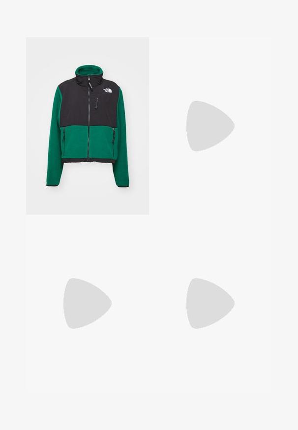 The North Face W RETRO DENALI JACKET - Giacca in pile - evergreen/black; Top a maniche lunghe bianco con collo rotondo. Realizzato in un tessuto elasticizzato che si adatta al corpo. Presenta delle sottili righe orizzontali.; Jeans a vita alta e gamba larga in denim blu medio, con una finitura sbiadita, design tradizionale delle tasche e chiusura frontale con bottone.; Stivale in pelle nera con lacci, suola spessa e dentata, e cuciture gialle, sospeso su uno sfondo circolare giallo.; Orecchini a cerchio in argento con una finitura liscia e lucida. Forma rotonda e chiusura a scatto sicura. Design leggero adatto per l'uso quotidiano.