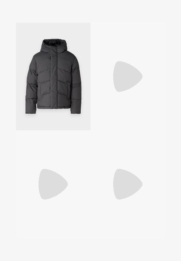 Jack & Jones JJWORLD  ciemnoszary; Czarna koszulka z bawełny z krótkim rękawem. Posiada zielone logo "ROOTS" z przodu, okrągły dekolt i standardowy krój.; Dżinsy z denimu w wyblakłym niebieskim kolorze, o prostym kroju nogawki, umiarkowanym przetarciu z przodu oraz klasycznym pięciopocketowym stylu.; Czarne niskie sneakersy z białymi paskami, czarnymi sznurówkami, teksturowaną czarną podeszwą i białym akcentem na pięcie, z logo "JACK & JONES" z boku.