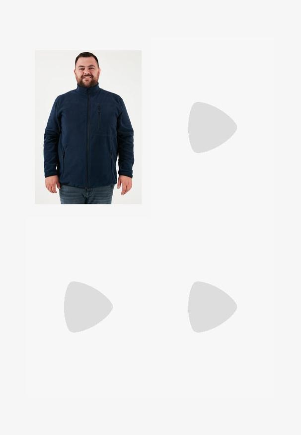 Jūrininkų fliso striukė su aukštu apykakle, priekyje užtrauktuku ir užtrauktukais kišenėse. Pasižymi lygiu paviršiumi ir prigludusiu dizainu.; Jaunas žmogus su pintomis plaukomis, vilkintis šviesiai pilką Nike marškinėlį ir juodus Nike šortus, priešais vientisą baltą foną.; Bežiniai cargo kelnės iš lengvos medvilnės. Su elastingais užtrauktukais, keliais šoniniais kišenėmis ir mygtukų uždarymu.; Balti odiniai sportiniai bateliai su perforacijomis, apvalia nosimi, plokščiu padu ir storomis raištelėmis, su matomu swoosh logotipu ir "AIR" ant kulno.