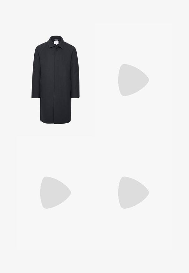 Matinique MAELIJAH OVERSIZE SINGLE BREASTED - Cappotto classico - dark navy; Maglietta nera a maniche corte realizzata in un morbido misto cotone, con scollatura a girocollo e un design minimalista senza motivi o dettagli.; Pantaloni neri realizzati in tessuto morbido, con chiusura frontale a bottone, pieghe e gambe dritte. Nessun motivo o accento visibile.; Mocassini neri in pelle con finitura testurizzata e suola in gomma beige a contrasto. Presentano un accento sottile lungo la parte anteriore.