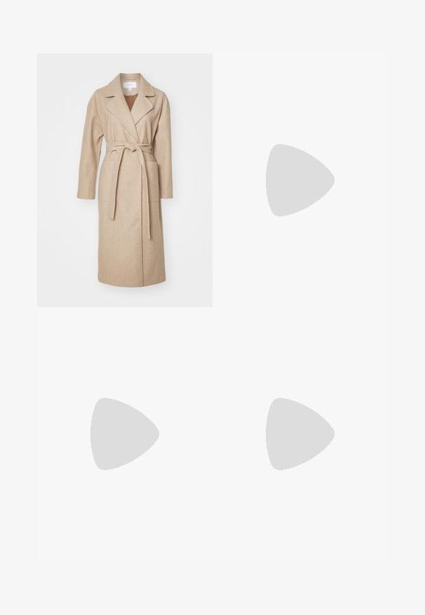 Abrigo envolvente beige de tejido suave, con cuello, mangas largas, bolsillos frontales y un cinturón a juego atado a la cintura.; Tres camisetas de manga larga apiladas: negra, gris y blanca. Cada una tiene un escote redondo y un diseño recortado con una tela suave y ligera.; Pantalones negros acampanados hechos de un tejido elástico, con una pretina alta y puños acampanados que incluyen aberturas laterales para mayor libertad de movimiento.; Zapatillas de ante gris con cordones blancos, rayas negras y suela de goma blanca. Presentan un logo circular en la lengüeta y una suela de goma.