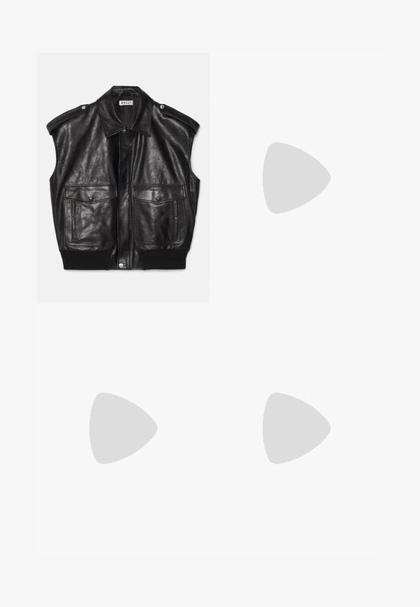 Giubbotto senza maniche in pelle nera con colletto, tasche laterali e orlo a coste. Presenta una texture liscia e lucida e dettagli con bottoni a scatto.; T-shirt bianca a maniche corte realizzata in tessuto a costine. Collo rotondo, vestibilità regolare e dettagli di cucitura sottili. Senza motivi o grafiche.; Pantaloni neri a gamba larga realizzati in un tessuto liscio, con vita alta, pieghe frontali, chiusura con bottone e silhouette dritta.; Sneakers bianchi in pelle con una texture liscia, punta rotonda, occhielli minimi e suola piatta in gomma. Design semplice senza accenti aggiuntivi.