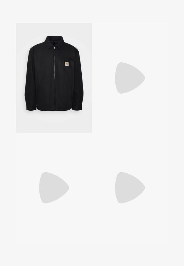 Carhartt WIP MADERA JACKET - Chaqueta de entretiempo - black/white; Polo negro confeccionado en algodón, con tapeta de dos botones, mangas cortas y un logotipo de Nike blanco en el lado izquierdo del pecho.; Pantalones cargo beige con un acabado texturizado, que presentan bolsillos laterales, cierre de botón y un diseño de pierna recta.; Zapatillas Nike Air Force 1 en blanco y negro con parte superior de cuero, puntera perforada y detalle de suela texturizada, combinadas con pantalones beiges remangados y calcetines blancos.