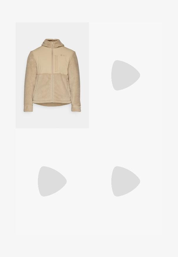 Beige Fleece-Jacke mit einer strukturierten, flauschigen Außenseite. Verfügt über einen Reißverschluss, eine Kapuze und eine Brusttasche. Glattes Material im oberen Bereich.; Langärmliges graues Shirt aus strukturiertem Stoff, mit einer dunkelgrauen Brusttasche und einem Reißverschluss. Logo in Weiß auf der Tasche.; Graue Wanderhosen mit tailliertem Design, mehreren Taschen und kontrastierenden dunkelgrauen und schwarzen Akzenten. Hergestellt aus einem flexiblen, strapazierfähigen Material.; Schwarzer Hoka-Laufschuh mit einem Obermaterial aus Netzgewebe, strukturierten Details und einer dicken, gepolsterten Sohle mit verjüngten Kanten für verbesserten Halt.