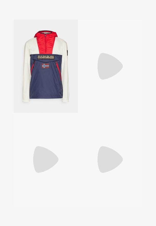 Giacca a vento con design color block, con cappuccio rosso, corpo blu navy, maniche crema e una tasca frontale decorata con una toppa della bandiera norvegese.; Maglione crema a trama cable con maniche lunghe e colletto tondo. Presenta polsini e orlo a costine, con un piccolo logo ricamato sul petto.; Pantaloni cargo neri realizzati in tessuto resistente, con tasche laterali, chiusura a bottone e design slim fit. Texture liscia con dettagli minimi.; Sneakers in pelle bianca con perforazioni, punta rotonda, suola piatta e lacci spessi, con logo swoosh visibile e "AIR" sul tallone.