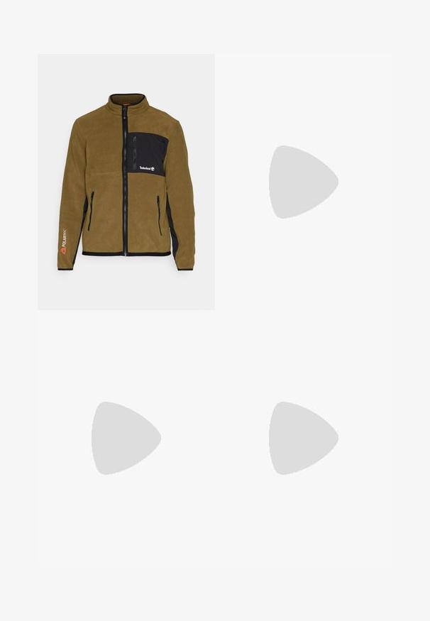 Fleecejakke i olivengrøn med sorte detaljer. Har en lynlåslukket brystlomme, to sidelommer og "Polartec" branding på ærmet.; Sort bomulds T-shirt med rund halsudskæring og korte ærmer. Har et lille logodetalje på brystet og et sidelabel. Glat tekstur.; Sorte cargo bukser lavet af slidstærkt stof, med sidelommer, knaplukning og et slim fit design. Glat tekstur med minimal detaljering.; Hvide lædersneakers med perforeringer, rund tå, flad sål og tykke snørebånd, med et synligt swoosh-logo og "AIR" på hælen.