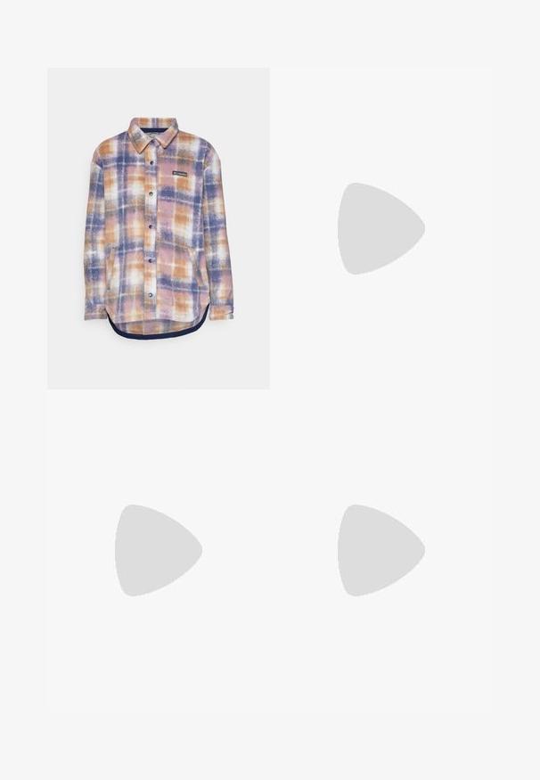 Columbia BENTON SPRINGS™ SHIRT JACKET II - Jakna od flisa - nocturnal; Bijela uska majica od rebrastog materijala s kratkim rukavima i nabranim detaljima sa strane za teksturu i oblik.; Tamno plave široke traperice viskog struka, s okrenutim rubovima, kontrastnim šavovima i dizajnom s pet džepova. Izrađene su od traper tkanine.; Prugasta crna i bijela majica, bež plisirana suknja, crne tenisice s bijelim detaljima, nošene s crnim čarapama do gležnjeva.; Par staklenih sunčanih naočala s laganim plavim prozirnim okvirom i tamnosivim staklima, koja imaju ravne krakove i minimalne detalje od hardvera.